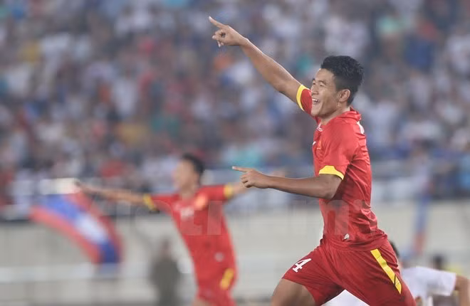 Football U19 : le Vietnam bat Hong Kong ảnh 1