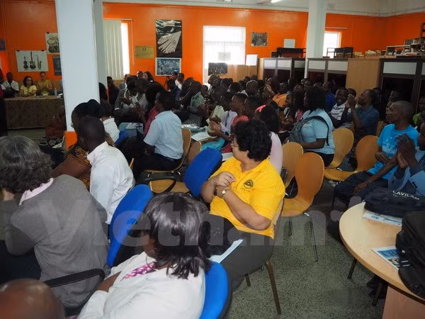 Des étudiants vietnamiens présentent l’image et la gastronomie du Vietnam au Mozambique ảnh 1