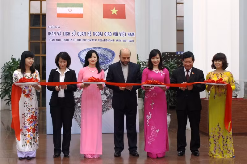 Exposition photographique sur les relations diplomatiques entre le Vietnam et l’Iran ảnh 1