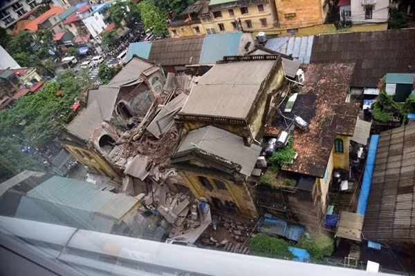 Hanoi : une maison ancienne s’effondre au centre-ville, deux morts ảnh 1