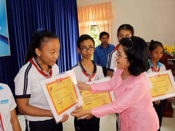 East meets West offre des bourses à des jeunes en difficulté ảnh 1