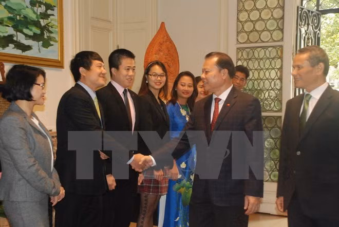 Le vice-Premier ministre Vu Van Ninh se rend à l’ambassade du Vietnam en Belgique ảnh 1