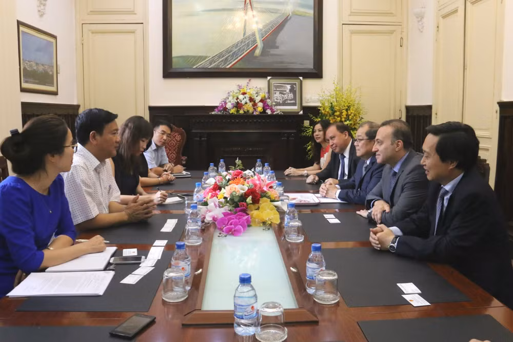 Un investisseur singapourien s’intéresse aux projets portuaires au Vietnam ảnh 1