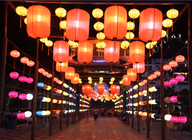 Mi-automne : à la découverte de la plus longue route des lanternes au Vietnam ảnh 1