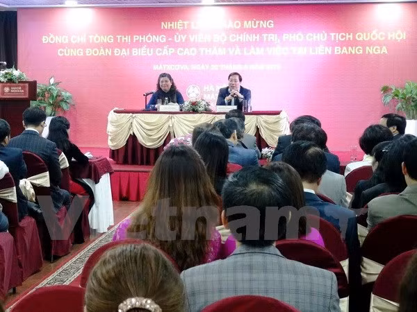 Tong Thi Phong rencontre la communauté des Vietnamiens en Russie ảnh 1