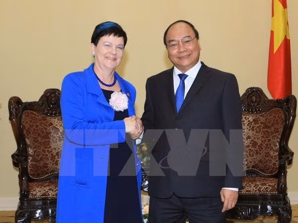 Le vice-PM Nguyen Xuan Phuc reçoit une sous-secrétaire d'Etat britannique ảnh 1