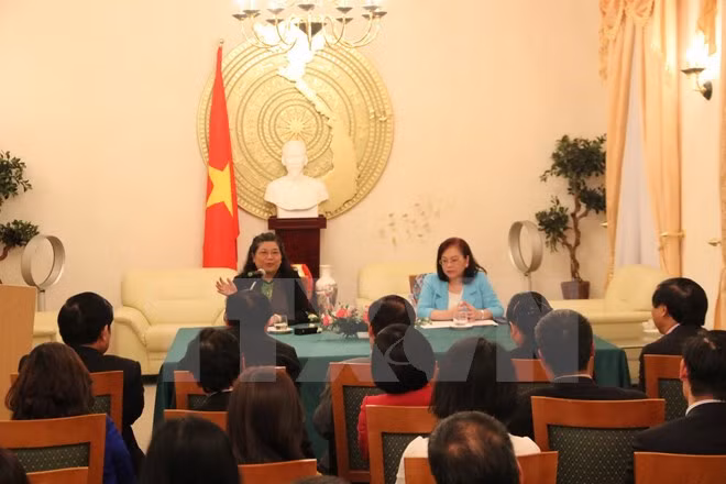 La vice-présidente de l’AN Tong Thi Phong rencontre la diaspora vietnamienne en Allemagne ảnh 1