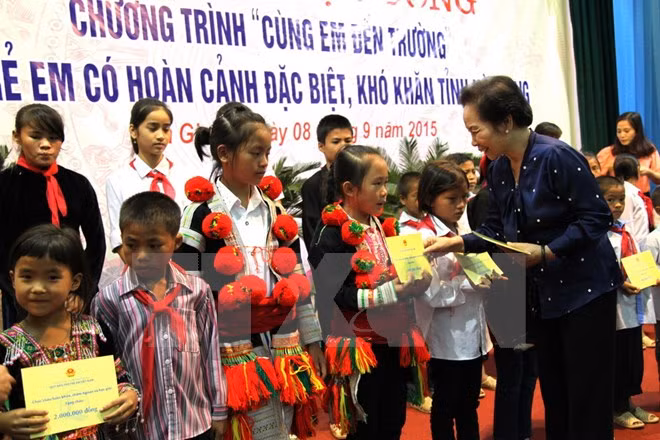 Remise de bourses aux enfants en difficulté à Ha Giang ảnh 1