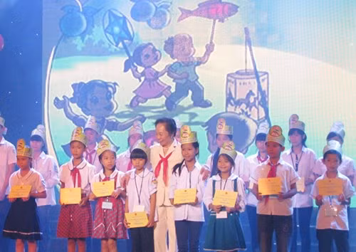 La Fête de la Mi-automne pour les enfants démunis ảnh 1