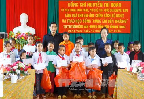 La vice-présidente rend visite aux foyers pauvres de Ha Giang ảnh 1