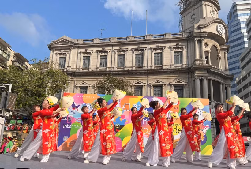 Promotion de la culture vietnamienne lors d'un défilé international à Macao en Chine ảnh 1