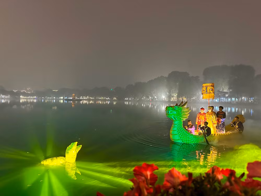 À Hanoi, voyage presque au bout de la nuit au temple Ngoc Son ảnh 4