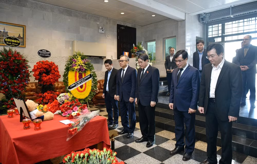 Attentat terroriste en Russie : le vice-président de l’AN Nguyen Duc Hai présente ses condoléances à l'ambassade de Russie ảnh 1