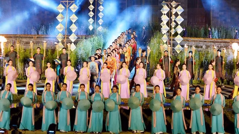 Thua Thiên-Huê tire son chapeau au métier de fabrication de nón ảnh 1