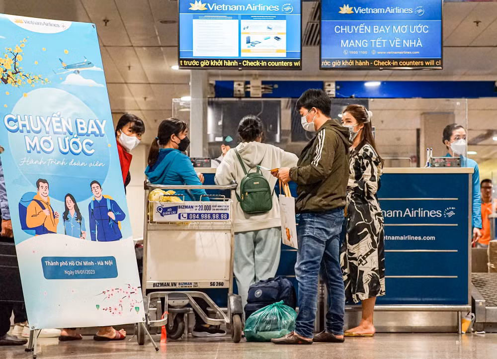 Têt&nbsp;: Plus de 100 travailleurs défavorisés rentrent chez eux grâce au vol gratuit de Vietnam Airlines ảnh 1