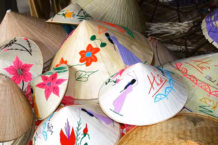 Thua Thiên-Huê tire son chapeau au métier de fabrication de nón ảnh 2