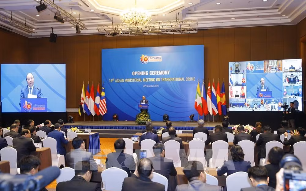 Le PM assiste à une réunion virtuelle de l’ASEAN sur la lutte contre la criminalité transnationale ảnh 1