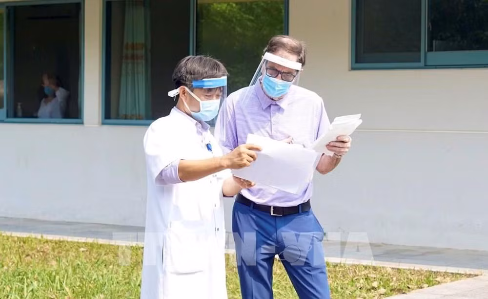 COVID-19 : un patient britannique de 71 ans guéri par l'Hôpital central de Hue ảnh 1