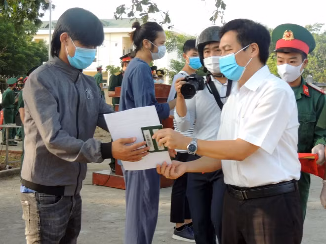 COVID-19 : Ninh Thuan remet l’attestation de remplir le délai de quarantaine à des citoyens ảnh 1
