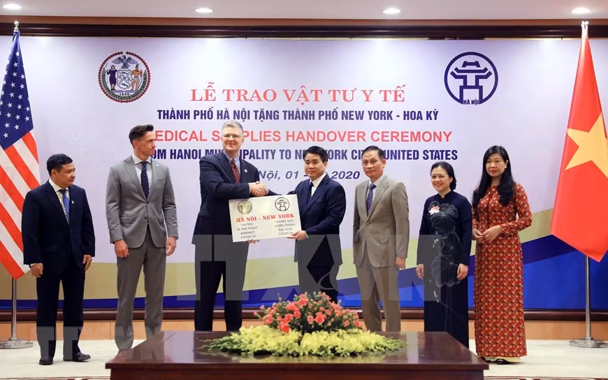 COVID-19 : Hanoï offre des dispositifs médicaux à New York ảnh 1