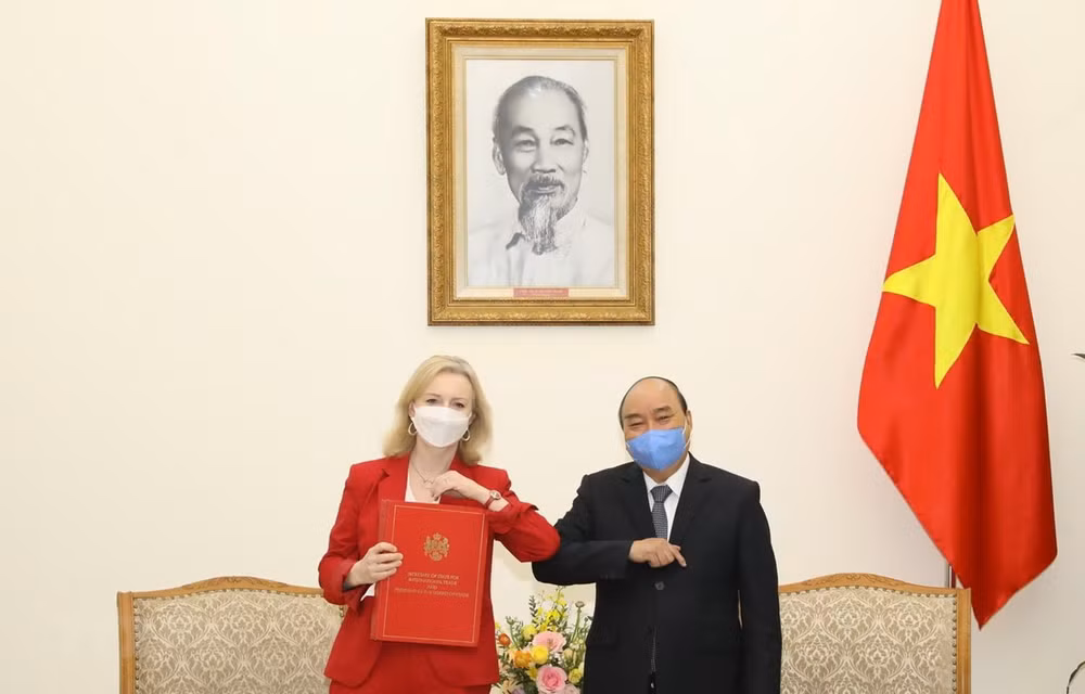 Le PM Nguyen Xuan Phuc reçoit la ministre britannique du Commerce international ảnh 1