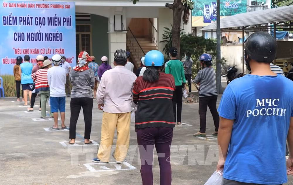 COVID-19 : des «ATM riz» à Hai Phong et à Khanh Hoa pour aider les personnes démunies ảnh 2