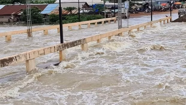 Des pluies torrentielles causent de fortes inondations au Cambodge ảnh 1