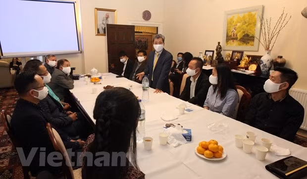 Remise des masques à la communauté des Vietnamiens au Royaume-Uni ảnh 1
