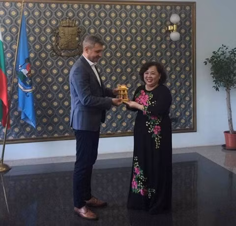 Une délégation de Hanoi travaille en Bulgarie et au Portugal ảnh 1