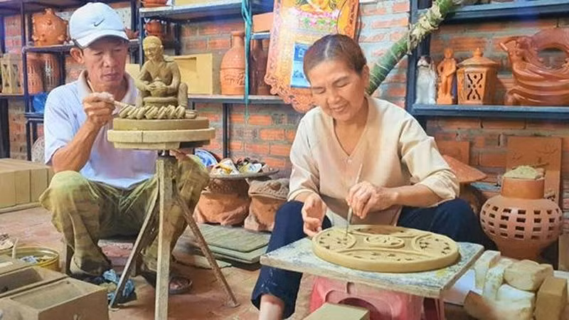 Le village de poterie de Thanh Hà entretient le feu de la tradition ảnh 1