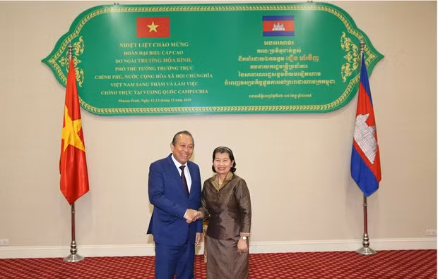Le vice-Premier ministre Truong Hoa Binh en visite au Cambodge ảnh 1
