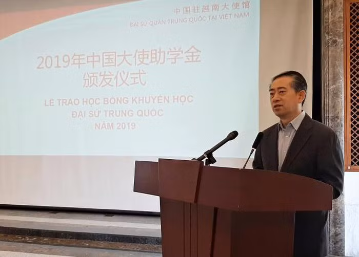 L'ambassade de Chine remet des bourses d'étude aux élèves de Bac Giang et Thai Nguyen ảnh 1