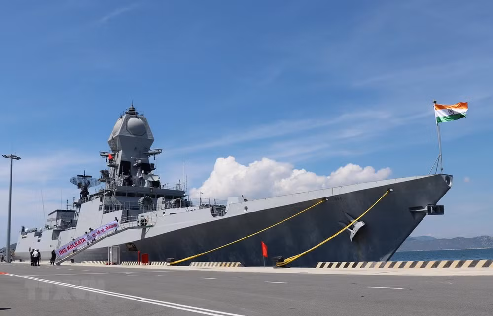Deux navires de la Marine indienne en visite au Vietnam ảnh 1