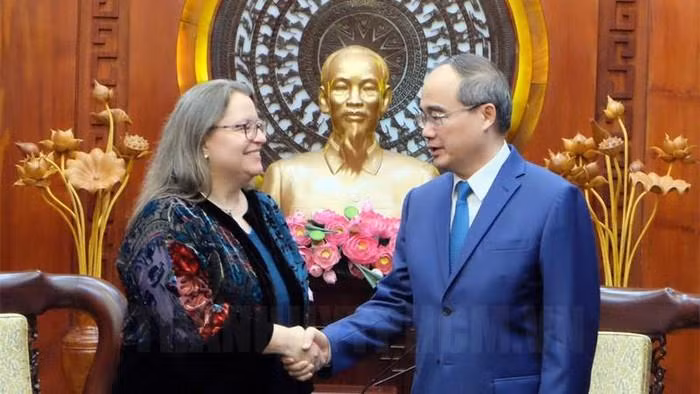 Le secrétaire du Comité du Parti de HCM-Ville recoit la nouvelle consule générale des États-Unis ảnh 1