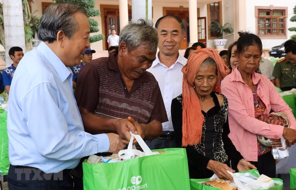 Le vice-PM Truong Hoa Binh remet des aides à des personnes démunies à Binh Phuoc ảnh 1
