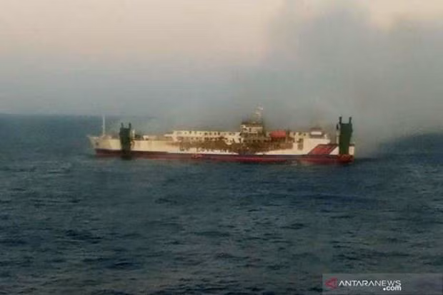 Indonésie: 4 morts et une trentaine de disparus dans l'incendie d'un navire ảnh 1