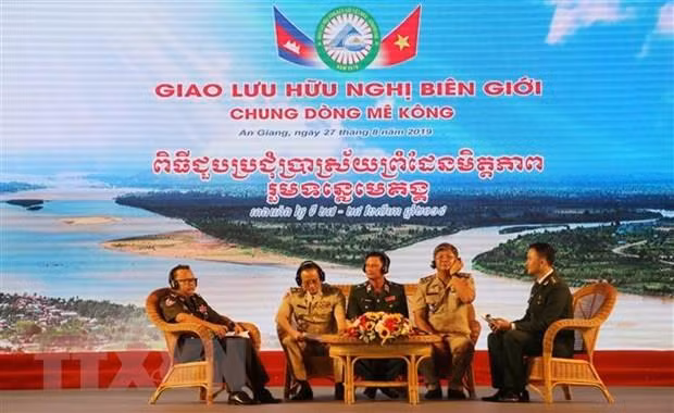 Un échange d'amitié frontalière Vietnam-Cambodge ảnh 1