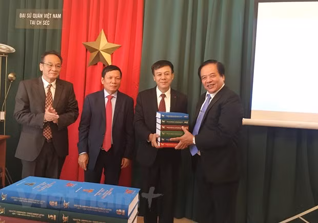 Lancement de l'ensemble du grand dictionnaire tchèque-vietnamien ảnh 1