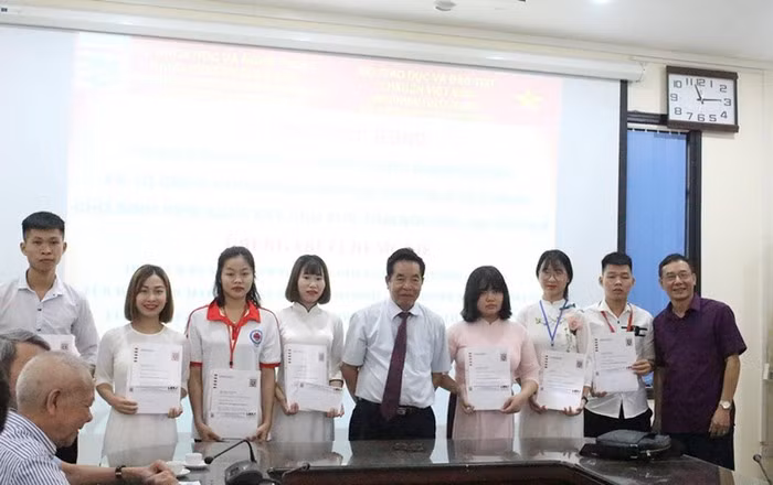 Remise de bourses de la Hesse à des étudiants brillants ảnh 1 Remise de bourses de la Hesse à des étudiants brillants ảnh 1