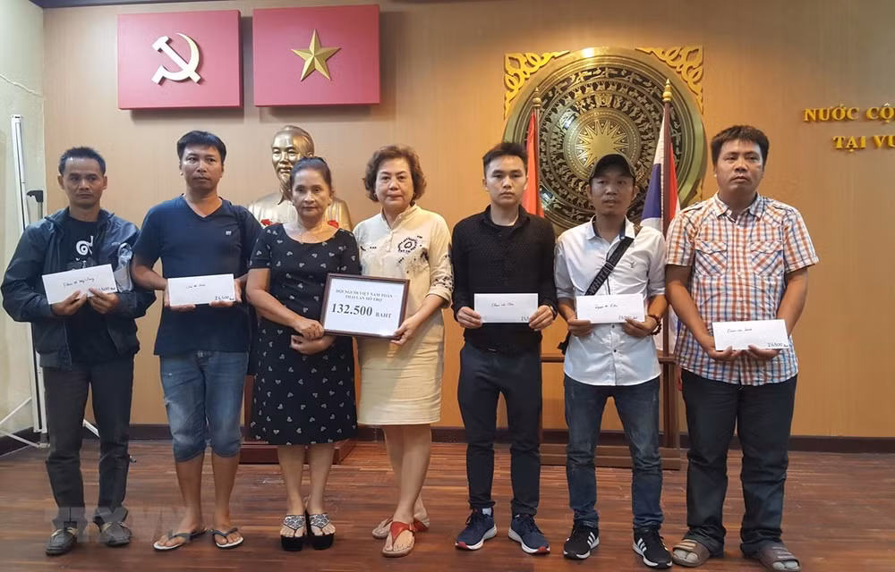Aides aux victimes vietnamiennes dans l'accident de bus en Thaïlande ảnh 1