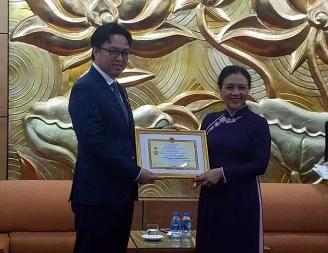 Insigne "Pour la paix et l'amitié entre les nations" à l'ambassadeur du Cambodge au Vietnam ảnh 1