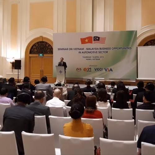 Automobiles : les entreprises malaisiennes étudient des opportunités d'investissement au Vietnam ảnh 1