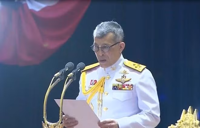 Le roi thaïlandais préside la première réunion du nouveau Parlement ảnh 1