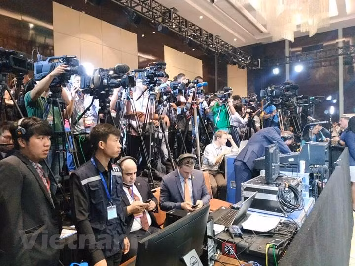 Le président américain Donald Trump organise une conférence de presse à l'hôtel JW Marriott ảnh 4