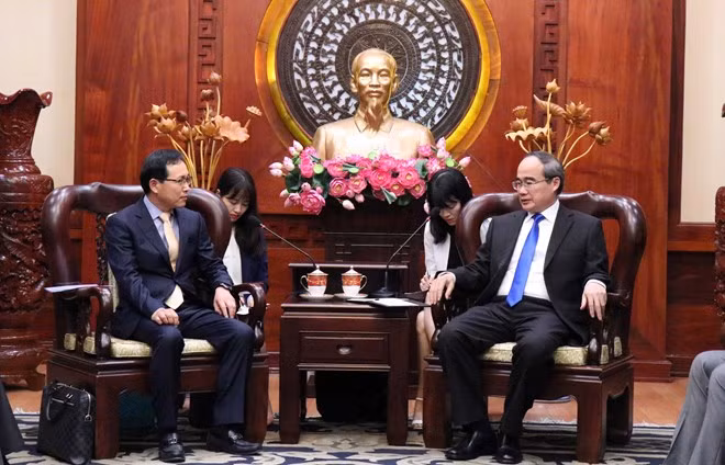 HCM-Ville demande à Samsung d'ouvrir bientôt un centre de recherche et de développement ảnh 1