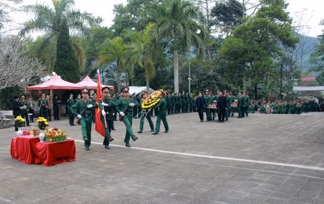 Ha Giang : inhumation des restes de 11 soldats au cimetière des morts pour la Patrie de Vi Xuyen ảnh 1