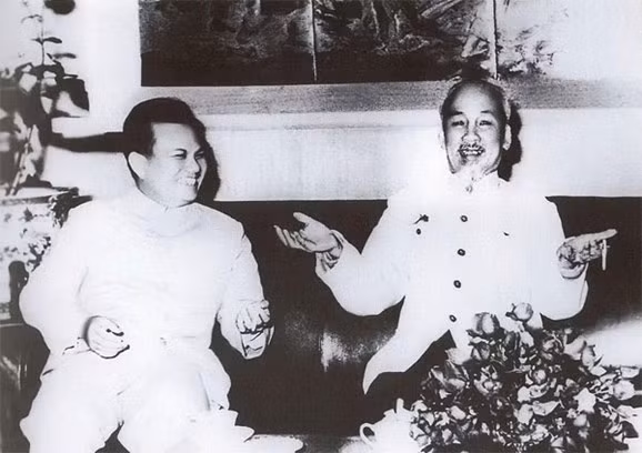 Plusieurs grands journaux lao soulignent les relations spéciales Vietnam-Laos ảnh 1