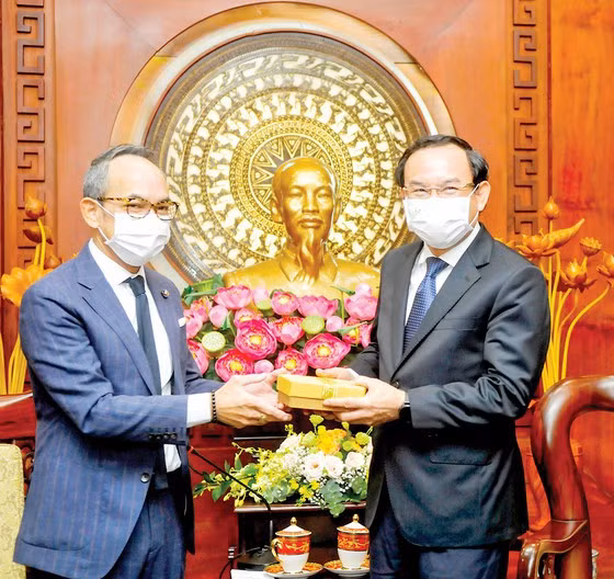 La Thaïlande souhaite reprendre des tours touristiques avec le Vietnam ảnh 1