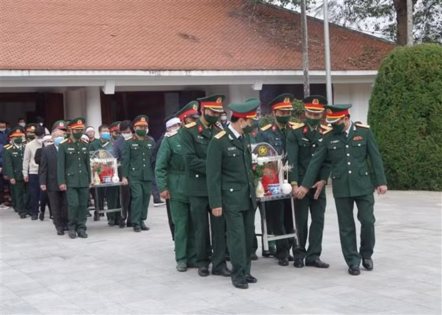 Inhumation des restes de deux martyrs tombés pendant la campagne de Dien Bien Phu ảnh 2