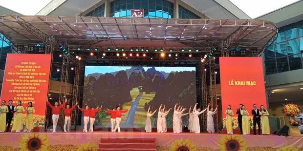 Ouverture d’une exposition sur le Parti communiste du Vietnam à Hanoï ảnh 2